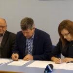 Rozdanie promes na remont dróg. Agata Wojtyszek, wojewoda świętokrzyski / Marcin Różyc / Radio Kielce