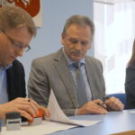 Rozdanie promes na remont dróg. Agata Wojtyszek, wojewoda świętokrzyski / Marcin Różyc / Radio Kielce