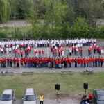 Uczniowie i nauczyciele z kieleckiego Zespołu Szkół Elektrycznych uformowali żywą flagę Polski / Mateusz Kaczmarczyk / Radio Kielce
