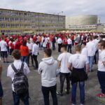 Uczniowie i nauczyciele z kieleckiego Zespołu Szkół Elektrycznych uformowali żywą flagę Polski / Mateusz Kaczmarczyk / Radio Kielce