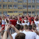 Uczniowie i nauczyciele z kieleckiego Zespołu Szkół Elektrycznych uformowali żywą flagę Polski / Mateusz Kaczmarczyk / Radio Kielce