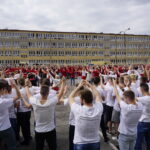 Uczniowie i nauczyciele z kieleckiego Zespołu Szkół Elektrycznych uformowali żywą flagę Polski / Mateusz Kaczmarczyk / Radio Kielce