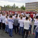 Uczniowie i nauczyciele z kieleckiego Zespołu Szkół Elektrycznych uformowali żywą flagę Polski / Mateusz Kaczmarczyk / Radio Kielce