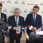 Konferencja PiS. Od lewej: senator Krzysztof Słoń, poseł Krzysztof Lipiec i Andrzej Pruś, wiceprzewodniczący sejmiku województwa świętokrzyskiego / Michał Kita / Radio Kielce