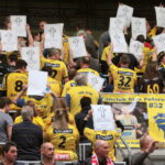 Rewanż 1/8 finału LM: Rhein Neckar Loewen - PGE Vive Kielce. Protest kibiców niemeickich przed meczem / Krzysztof Bujnowicz / Radio Kielce