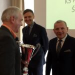 Wręczenie nagród za współzawodnictwo w systemie sportu młodzieżowego. Na zdjęciu: Piotr Węglewicz - wiceprezes KSZO Ostrowiec (z pucharem), Jacek Kowalczyk - urząd marszałkowski i Grzegorz Budziosz - prezes Świętokrzyskiej Federacji Sportu w Kielcach / Rafał Szymczyk / Radio Kielce