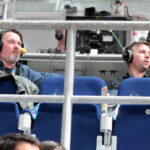 Rewanż 1/8 finału LM: Rhein Neckar Loewen - PGE Vive Kielce. Marek Cender (z lewej) i Arkadiusz Milcarz pojedynek transmitowali siedząc wśród kibiców / Krzysztof Bujnowicz / Radio Kielce