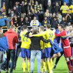 Rewanżowy mecz półfinału Pucharu Polski: Arka Gdynia - Korona Kielce. Pomeczowa radość gospodarzy / Krzysztof Bujnowicz / Radio Kielce
