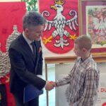 Rozstrzygnięcie konkursu "Orzeł Biały - nasza duma". Senator Krzysztof Słoń gratuluje Łukaszowi Sieczce, zwycięzcy w gronie uczniów szkół podstawowych / Daniel Lenart / Radio Kielce