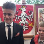Rozstrzygnięcie konkursu "Orzeł Biały - nasza duma". Senator Krzysztof Słoń i Łukasz sieczka, zwycięzca wśród uczniów szkół podstawowych / Daniel Lenart / Radio Kielce