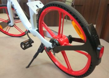 Firma Blinkee zaprezentowała rower elektryczny zasilany powerbankiem / Wiktor Dziarmaga / Radio Kielce