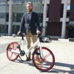 Marcin Maliszewski z firma Blinkee zaprezentował rower elektryczny zasilany powerbankiem / Wiktor Dziarmaga / Radio Kielce