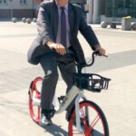 Janusz Koza, sekretarz miasta, testuje rower elektryczny zasilany powerbankiem / Wiktor Dziarmaga / Radio Kielce