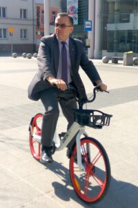 Janusz Koza, sekretarz miasta, testuje rower elektryczny zasilany powerbankiem / Wiktor Dziarmaga / Radio Kielce