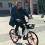 Zbigniew Michnicki z ZTM testuje rower elektryczny zasilany powerbankiem / Wiktor Dziarmaga / Radio Kielce