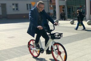 Zbigniew Michnicki z ZTM testuje rower elektryczny zasilany powerbankiem / Wiktor Dziarmaga / Radio Kielce