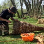 Obchody Dnia Ziemi w Centrum Edukacji i Kultury „Szklany Dom” w Ciekotach. Jedną z największych atrakcji były warsztaty wyplatania wiklinowych konstrukcji prowadzone przez artystę Jana Sajdaka / Karol Żak / Radio Kielce