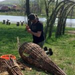 Obchody Dnia Ziemi w Centrum Edukacji i Kultury „Szklany Dom” w Ciekotach. Jedną z największych atrakcji były warsztaty wyplatania wiklinowych konstrukcji prowadzone przez artystę Jana Sajdaka / Karol Żak / Radio Kielce