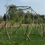 Obchody Dnia Ziemi w Centrum Edukacji i Kultury „Szklany Dom” w Ciekotach. Jedną z największych atrakcji były warsztaty wyplatania wiklinowych konstrukcji prowadzone przez artystę Jana Sajdaka / Karol Żak / Radio Kielce