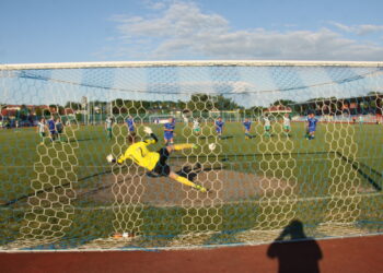 Rewanżowy mecz barażowy o awans do II ligi: Wisła Sandomierz - Radomiak Radom. Bartłomiej Gołasa strzela z rzutu karnego honorowego gola dla Wisły / Kamil Król / Radio Kielce