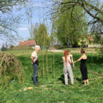 Obchody Dnia Ziemi w Centrum Edukacji i Kultury „Szklany Dom” w Ciekotach. Jedną z największych atrakcji były warsztaty wyplatania wiklinowych konstrukcji prowadzone przez artystę Jana Sajdaka / Karol Żak / Radio Kielce