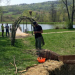 Obchody Dnia Ziemi w Centrum Edukacji i Kultury „Szklany Dom” w Ciekotach. Jedną z największych atrakcji były warsztaty wyplatania wiklinowych konstrukcji prowadzone przez artystę Jana Sajdaka / Karol Żak / Radio Kielce