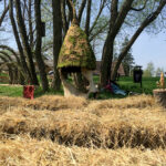 Obchody Dnia Ziemi w Centrum Edukacji i Kultury „Szklany Dom” w Ciekotach. Jedną z największych atrakcji były warsztaty wyplatania wiklinowych konstrukcji prowadzone przez artystę Jana Sajdaka / Karol Żak / Radio Kielce