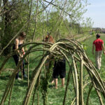 Obchody Dnia Ziemi w Centrum Edukacji i Kultury „Szklany Dom” w Ciekotach. Jedną z największych atrakcji były warsztaty wyplatania wiklinowych konstrukcji prowadzone przez artystę Jana Sajdaka / Karol Żak / Radio Kielce