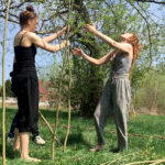 Obchody Dnia Ziemi w Centrum Edukacji i Kultury „Szklany Dom” w Ciekotach. Jedną z największych atrakcji były warsztaty wyplatania wiklinowych konstrukcji prowadzone przez artystę Jana Sajdaka / Karol Żak / Radio Kielce