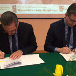 Szpital w Czerwonej Górze pozyskał dodatkowe pieniądze (2,7 mln zł) na realizację programu wczesnej diagnostyki gruźlicy u mieszkańców województwa świętokrzyskiego. Umowę podpisują Youssef Sleiman - dyrektor Wojewódzkiego Szpitala Specjalistycznego w Czerwonej Górze oraz (z lewej) Adam Jarubas - marszałek województwa świętokrzyskiego / Iwona Murawska / Radio Kielce