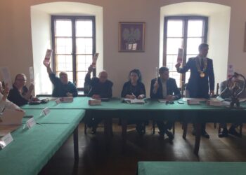 Duże inwestycje drogowe w Sandomierzu. Była burzliwa dyskusja, ale radni przekazali pieniądze - Radio Kielce Sandomierscy radni, podczas nadzwyczajnej sesji zgodzili się na przekazanie pieniędzy na inwestycje drogowe, które będą realizowane wspólnie z powiatem / Grażyna Szlęzak - Wójcik / Radio Kielce
