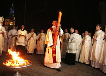 31.03.2018 Kielce. Katedra. Liturgia Wigilii Paschalnej. Poświęcenie ognia / Jarosław Kubalski / Radio Kielce