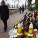 01.04.2018 Kielce. Cmentarz Stary. Kielczanie w Wielkanoc odwiedzają groby bliskich / Jarosław Kubalski / Radio Kielce