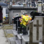 01.04.2018 Kielce. Cmentarz Stary. Kielczanie w Wielkanoc odwiedzają groby bliskich / Jarosław Kubalski / Radio Kielce