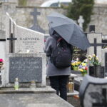 01.04.2018 Kielce. Cmentarz Stary. Kielczanie w Wielkanoc odwiedzają groby bliskich / Jarosław Kubalski / Radio Kielce