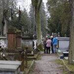 01.04.2018 Kielce. Cmentarz Stary. Kielczanie w Wielkanoc odwiedzają groby bliskich / Jarosław Kubalski / Radio Kielce