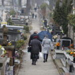 01.04.2018 Kielce. Cmentarz Stary. Kielczanie w Wielkanoc odwiedzają groby bliskich / Jarosław Kubalski / Radio Kielce