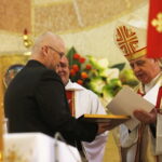 08.04.2018 Kielce. Niedziela Miłosierdzia. Msza w Sanktuarium Miłosierdzia Bożego na Czarnowie. Medal Beati Misericordes dla Andrzeja Kobiałki, katechety z Zespołu Szkół Mechanicznych w Kielcach / Jarosław Kubalski / Radio Kielce