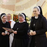 08.04.2018 Kielce. Niedziela Miłosierdzia. Msza w Sanktuarium Miłosierdzia Bożego na Czarnowie. Medal Beati Misericordes dla sióstr ze zgromadzenia Najświętszej Rodziny z Nazaretu / Jarosław Kubalski / Radio Kielce