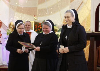 08.04.2018 Kielce. Niedziela Miłosierdzia. Msza w Sanktuarium Miłosierdzia Bożego na Czarnowie. Medal Beati Misericordes dla sióstr ze zgromadzenia Najświętszej Rodziny z Nazaretu / Jarosław Kubalski / Radio Kielce