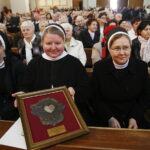 08.04.2018 Kielce. Niedziela Miłosierdzia. Msza w Sanktuarium Miłosierdzia Bożego na Czarnowie. Medal Beati Misericordes dla sióstr ze zgromadzenia Najświętszej Rodziny z Nazaretu / Jarosław Kubalski / Radio Kielce