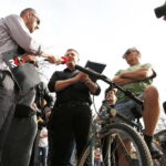 11.04.2018 Kielce. Program Interwencja Radia Kielce. Mieszkańcy nie chcą budowy ulicy dojazdowej do centrum usługowo - handlowego wzdłuż Doliny SIlnicy i ulicy Sabinówek / Radio Kielce