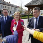 21.04.2018 Opatów.  Parlamentarzyści PiS podczas konferencji prasowej. Poseł Marek Kwitek, poseł Anna Krupka i europoseł Zbigniew Kuźmiuk / Jarosław Kubalski / Radio Kielce