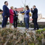 21.04.2018 Opatów.  Parlamentarzyści PiS podczas konferencji prasowej. Poseł Marek Kwitek, poseł Anna Krupka i europoseł Zbigniew Kuźmiuk / Jarosław Kubalski / Radio Kielce