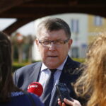 21.04.2018 Opatów.  Parlamentarzyści PiS podczas konferencji prasowej. Europoseł Zbigniew Kuźmiuk / Jarosław Kubalski / Radio Kielce