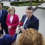 21.04.2018 Opatów.  Parlamentarzyści PiS podczas konferencji prasowej. Poseł Marek Kwitek, poseł Anna Krupka i europoseł Zbigniew Kuźmiuk / Jarosław Kubalski / Radio Kielce