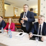 21.04.2018 Opatów. Radny Tomasz Staniek, poseł Anna Krupka, europoseł Zbigniew Kuźmiuk i senator Jarosław Rusiecki podczas spotkania z mieszkańcami / Jarosław Kubalski / Radio Kielce