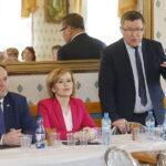 21.04.2018 Opatów. Poseł Marek Kwitek, poseł Anna Krupka i europoseł Zbigniew Kuźmiuk podczas spotkania z mieszkańcami / Jarosław Kubalski / Radio Kielce