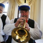 22.04.2018 Mniów. Minister Rolnictwa i Rozwoju Wsi Krzysztof Jurgiel spotkał się z mieszkańcami. Przygrywał zespół "Wierna Rzeka" / Jarosław Kubalski / Radio Kielce