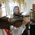 22.04.2018 Mniów. Minister Rolnictwa i Rozwoju Wsi Krzysztof Jurgiel spotkał się z mieszkańcami. Przygrywał zespół "Wierna Rzeka" / Jarosław Kubalski / Radio Kielce